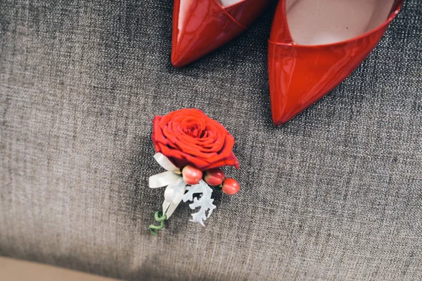 Элегантные свадебные туфли украшают цветы, красивые букеты для жениха — стоковое фото