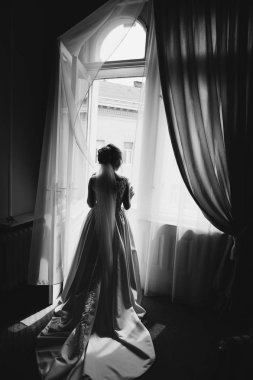 mutlu lüks şık esmer gelin vintage odası arka plan üzerine bir pencere yakınında
