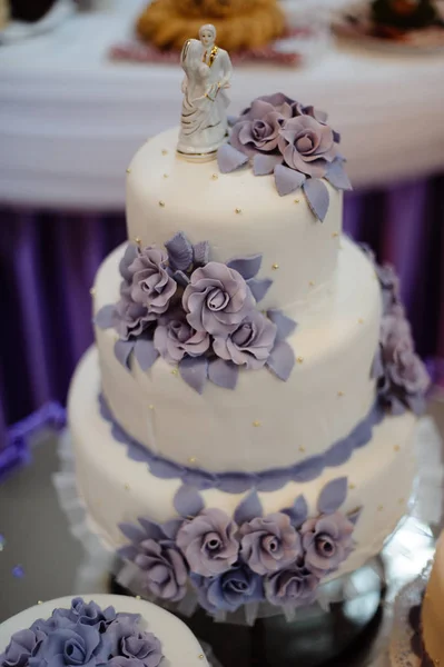 Hermoso pastel de boda púrpura con flores —  Fotos de Stock