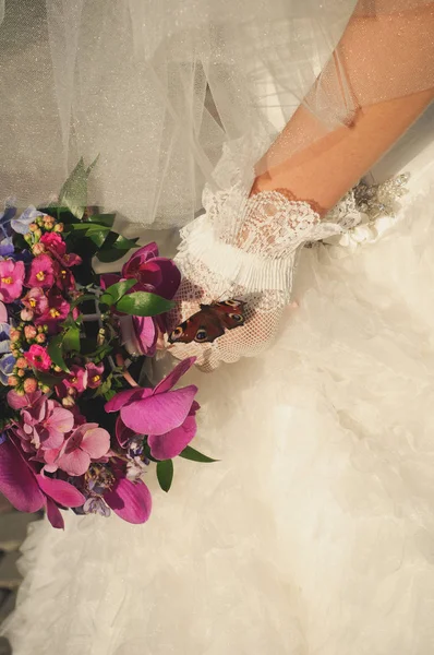 新娘显示为新郎婚礼花束 — 图库照片