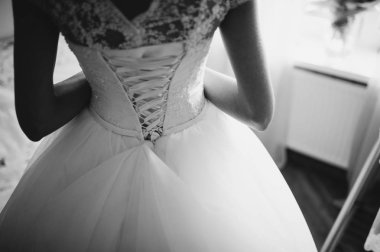 Gelinin hassas bel korse