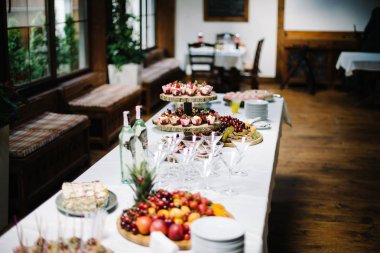 ahşap masa lezzetli bir şekilde dekore edilmiş sweets, catering kokteyl parti