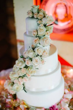 çiçekli güzel beyaz düğün pastası