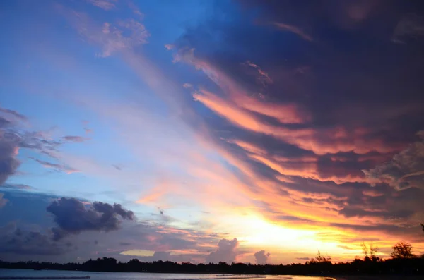 Красочный закат на побережье Шри-Ланки. Яркое и сияющее небо — стоковое фото