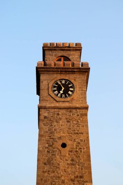 Eski kule kale ile masa saati 