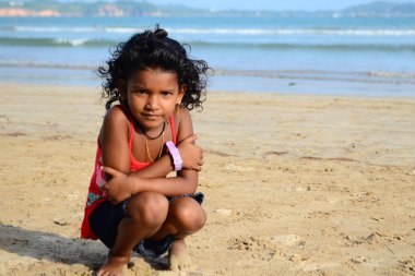 Weligama, Sri Lanka, 04-09-2017: küçük Sri Lankalı kız b