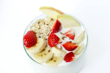 Muz, yulaf gevreği, çilek, keten ile beyaz yoğurt bardak 