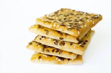 Beyaz bir arka plan üzerinde üst üste tahıl kurabiye