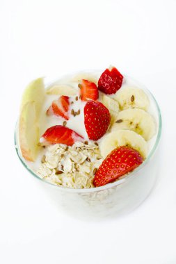 Sağlıklı kahvaltı - yoğurt, yulaf gevreği, çilek, muz, bir