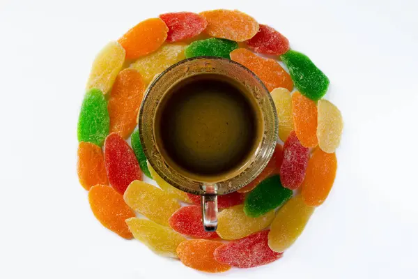 Чашка кави та цукерок - ананасові цукати на білому тлі. розташований у центрі — стокове фото