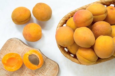 Taze olgun kayısı ile natürmort. Kayısı ahşap bir gemide bir hasır ahşap plaka