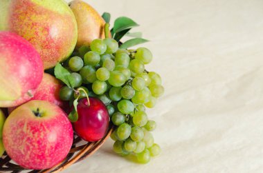 Açık renkli ahşap bir tabağa olgun taze meyve. Hasat kavramı. Yukarıdan görüntülemek