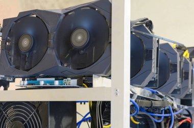 Crypt grubu e-para araştırma için grafik kartları ile. Bilgisayar Bitcoin incelemesi yakın çekim için