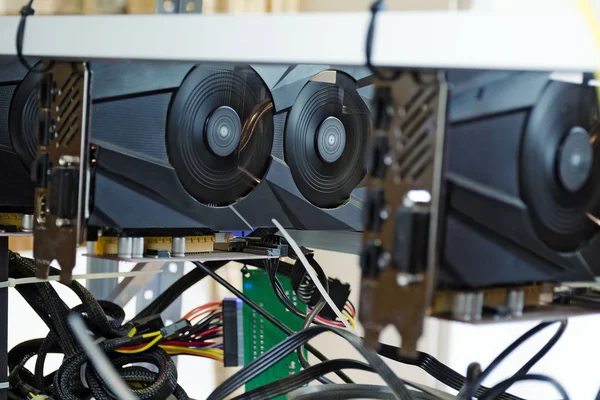 Bilgisayar bitcoin, ethereum ve diğer cryptocurrency elde etmek için grafik kartları ile. Teçhizat madencilik