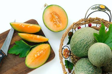 Olgun karpuz ahşap bir gemide parçalar halinde kesin. Bütün karpuz sepeti. Beyaz arka plan. Seçici odak.