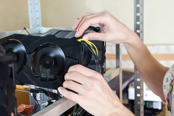 Kadınların elleri dokunma ve Kripto para birimi için ekran kartı düzeltin. Bitcoin bulut madencilik .