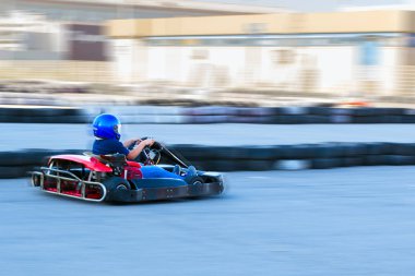 Rekabet karting - sürücü hızda koruyucu formunda bir daire kart izleme geçer..