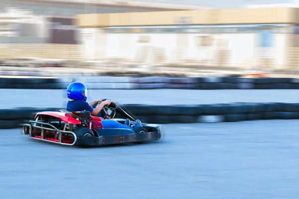 Competition karting - driver in protective form at speed passes a circle of kart trace. — Stock Photo, Image