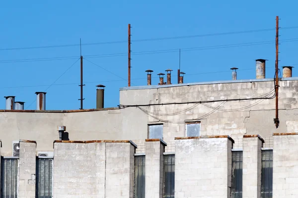 Tubos de ventilação no telhado de um edifício de vários andares contra o céu. Vista lateral . — Fotografia de Stock