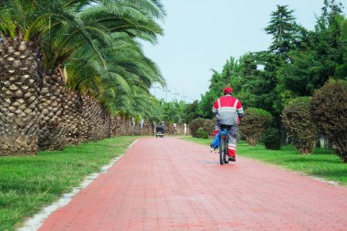 İnsanlar avuç içi arasında kırmızı renk özel bir yol onların bisiklet binmek.