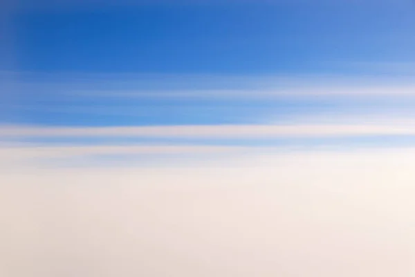 Ciel divisé par le bleu et le blanc avec des nuages allongés . — Photo