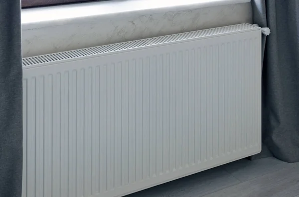 Topný radiátor v bílé barvě, které jsou nainstalovány v místnosti. — Stock fotografie