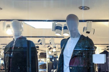  Vitrin ışık mankenler üzerinde siyah renkteki dış giysi ile.