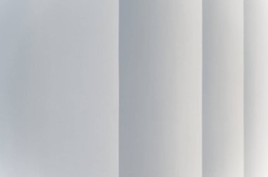 Bakış açısı içinde adımları konik dikey çizgili ışık gri arka plan.