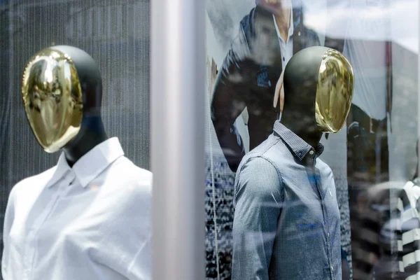 Mannequins homme et femme avec des visages miroirs dans la vitrine . — Photo