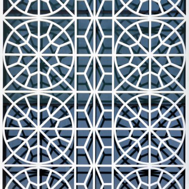 Binaların dış mimari tasarım kavramı penceresinde koruyucu kılavuzunun güzel bir süs olduğunu. Arka plan.