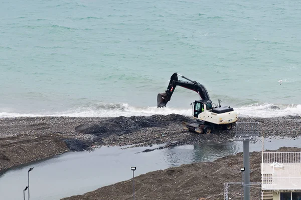 挖掘机正在扩建运河, 以便将污水排放到海里。顶部视图. — 图库照片