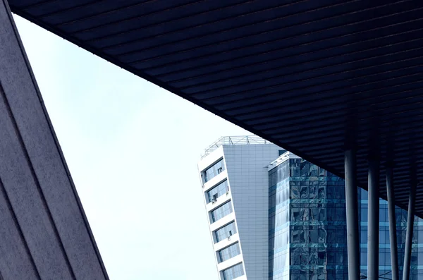 Geometria Urbana. Arquitetura moderna de edifícios altos e centros de negócios . — Fotografia de Stock