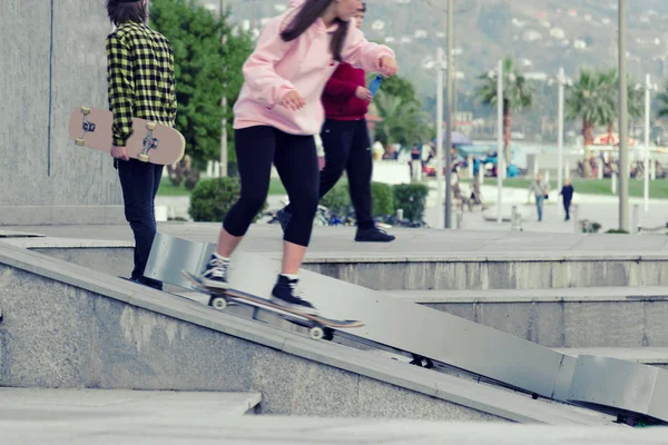 Adolescente patina no skate. Borrão em movimento . — Fotografia de Stock