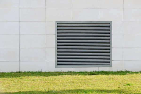 Volets en treillis couvercle de ventilation sur le mur de la maison . — Photo