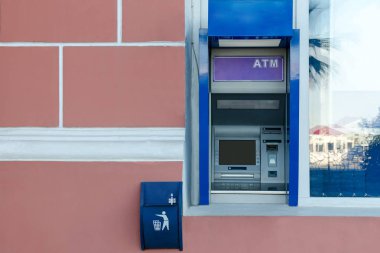 Belgili tanımlık pencere, yakındaki binanın duvarındaki ATM ve bu küçük küçük çöp kutusu yakın denetler. Boş kopya alanı metin için.