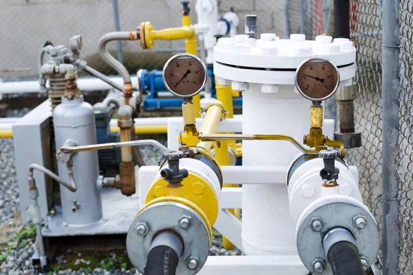 Manometers op de pomp bij een gas-installatie voor brandstof vullen van auto 's. — Stockfoto
