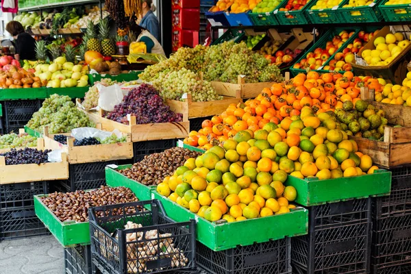 Kavramı tarım ve çiftçi ürünler - mevsim meyveleri - mandalina, hurma, üzüm, elma sokak ticaret.