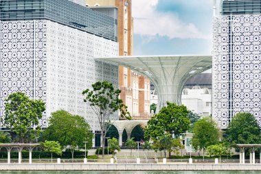 Modern oryantal mimari Kompleks Islam Putrajaya - binanın duvarına detayını yeşil ağaçlar Bahçe ile çevrili bir Ajur desenli beyaz.