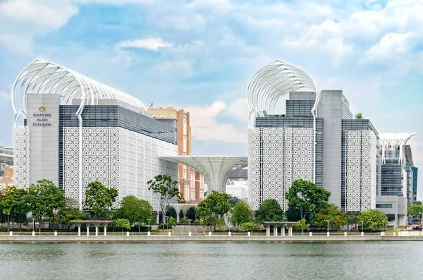 Kompleks Islam Putrajaya, Beautiful achievement modern urban architecture. Harmonious combination of traditional architecture and modern design. — Stock Photo, Image