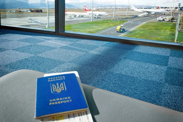 Sandalye uçak ve peyzaj manzaralı Havaalanında Bilet Ukrayna yabancı pasaport üzerindedir. 