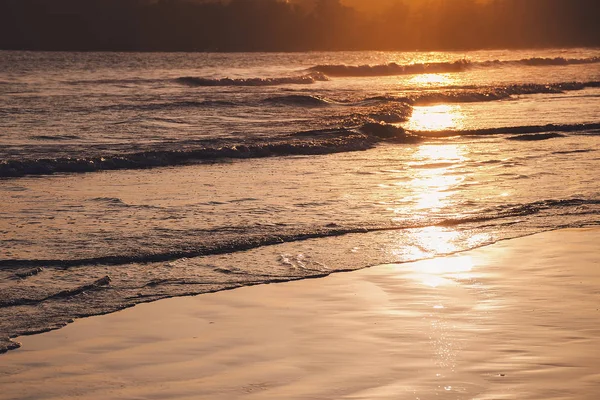 Закат на пляже Фалал в Шри-Ланке - волны золотого цвета морской воды, освещенной солнцем . — стоковое фото
