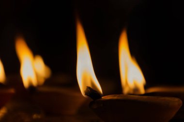 Kutsal ateş - Hindu tapınağı içinde petrol mumlar.