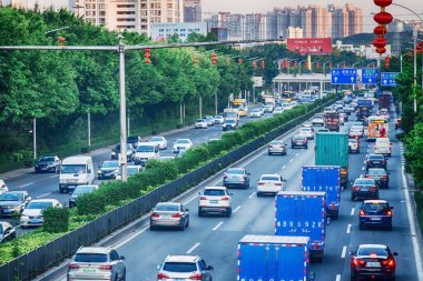 Gün trafik, büyük şehirdeki en yüksek saat bölünmüş Otoban yol, yoğun şehir sokak, üstten görünüm üzerinde birçok arabalarından reçel. Hava kirliliği, benzopyrene, Co2.