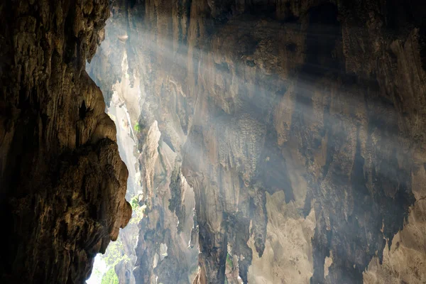 Rays of sunlight fall on the wall of cave. Concept of hope,  discovery. — Stock Photo, Image