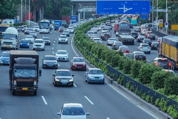 Gri gün trafik sıkışıklığı, yoğun şehir de bölünmüş Otoban yol çok araba. Yukarıdan, hava kirliliği benzpyrene tarafından kentsel görünümü.