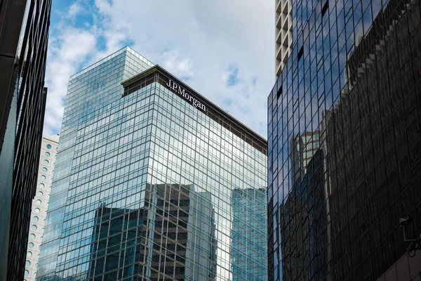 Gökdelen Binası, Jp Morgan Hong Kong diğer gökdelenler tarafından çevrili.