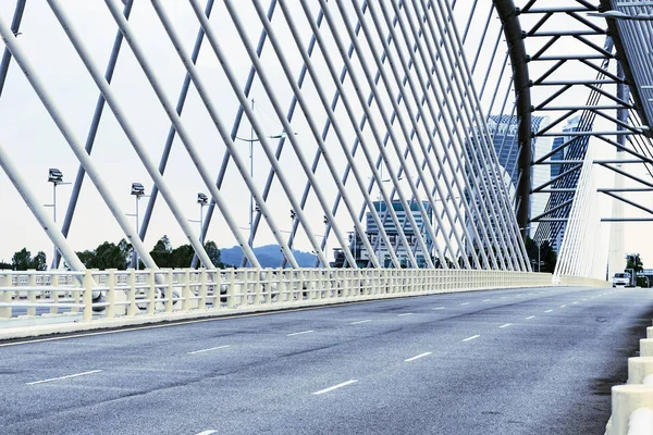 Dettagli di architettura moderna - una strada asfaltata vuota su un grande ponte a Cyberjaya, Malesia — Foto Stock