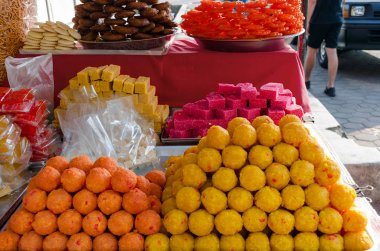 Geleneksel Hint tatlılar, tatlı. Ulusal mutfağı, yemek salonu sokak. Kuala Lumpur, Malezya.