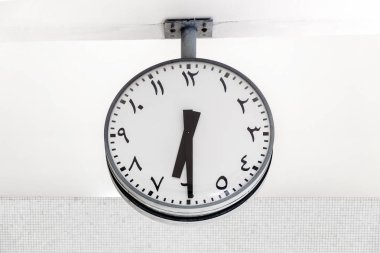 Modern saat yuvarlak şekil arama ve eller, saat 6:30 gösterilen Arapça Genelge ile.