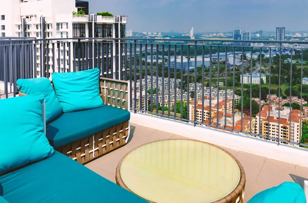 Nueva terraza moderna, balcón en la azotea del edificio de gran altura con hermosa vista del paisaje urbano. Pintoresco patio con sofá suave de mimbre para el descanso. Malasia, Cyberjaya . — Foto de Stock